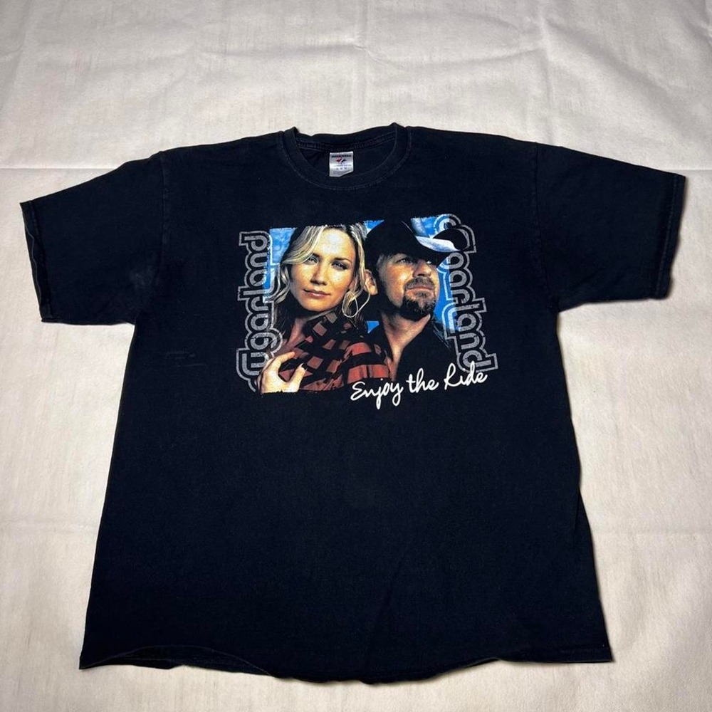 Y2K Sugarland band tee with graphic of two Artists